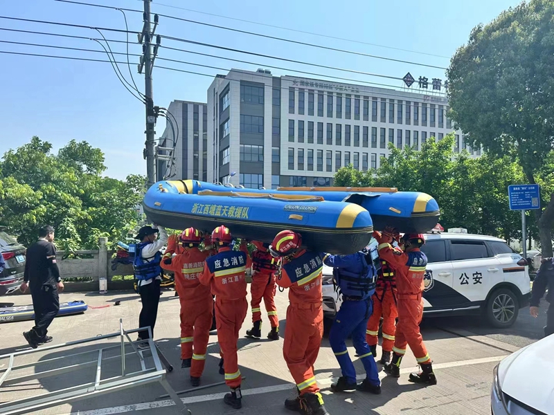 勇闯蓝天，见证救援。